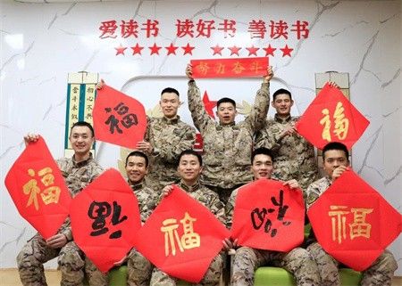 快来领取 小年“福”利到，兵哥兵姐来送福啦