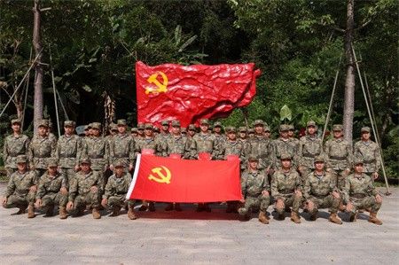 “七一”，我和党旗合个影