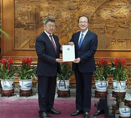 外交部礼宾司司长洪磊接受蒙古新任驻华大使恩赫包勒德递交国书副