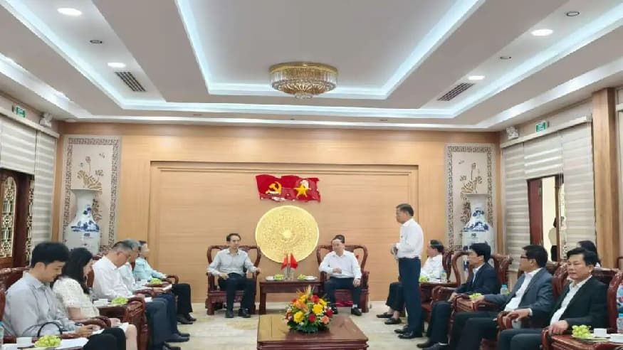 何炜大使会见嘉莱省委书记蔡大玉