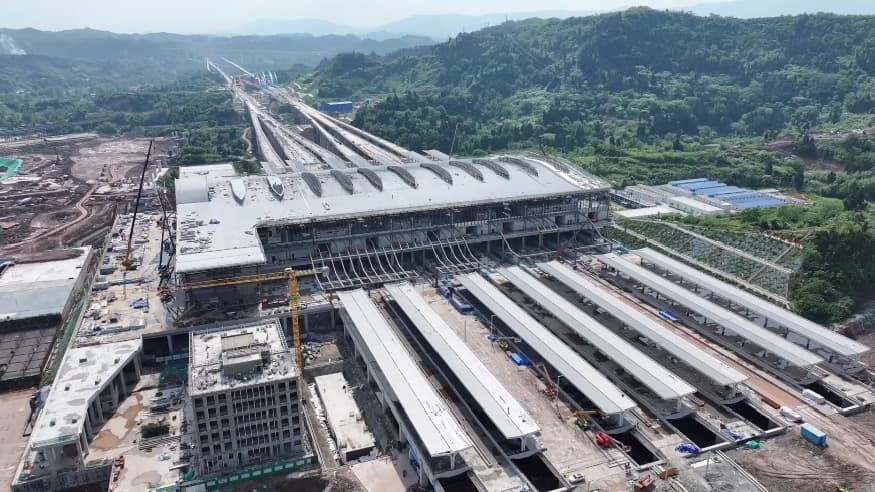 假期走进高铁建设中的达州南站