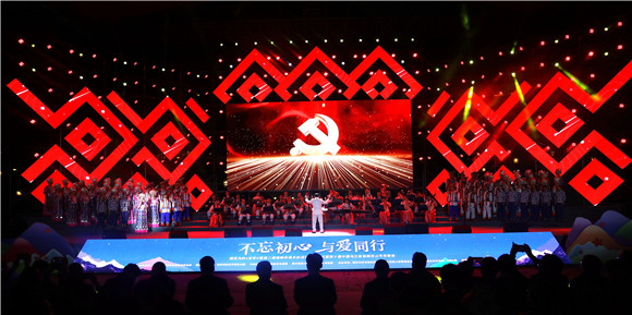 9腾讯为村x全民K歌第二届唱响幸福乡村活动启动仪式暨第十届中国乌江苗族踩花山节民歌会现场。通讯员 赵琴 摄