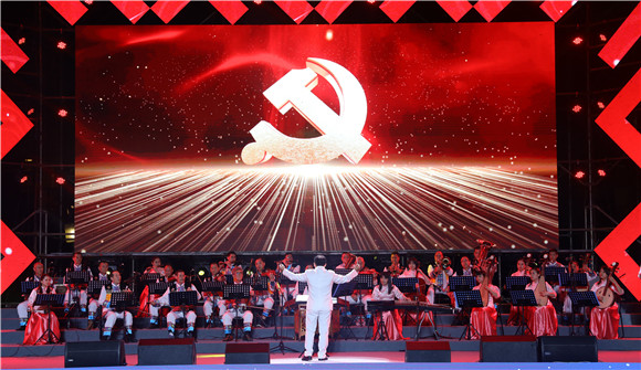 10民歌会上的大合唱《唱支山歌给党听》。通讯员 赵琴 摄