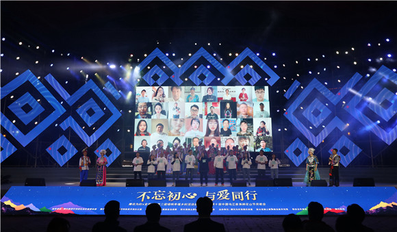 11全民K歌连线合唱。通讯员 赵琴 摄