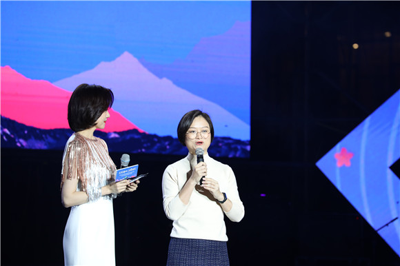 12宣传片《龙布日出》主创访谈。通讯员 赵琴 摄